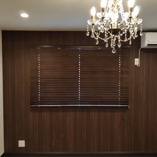 Diseño de dormitorio principal, papel pintado y papel pintado, moderno, pequeño, papel pintado, con paredes marrones, suelo vinílico, suelo marrón, papel pintado y papel pintado