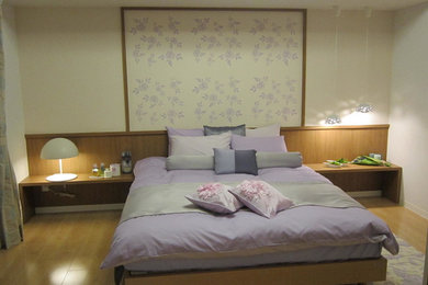 他の地域にあるコンテンポラリースタイルのおしゃれな主寝室 (紫の壁、合板フローリング) のインテリア