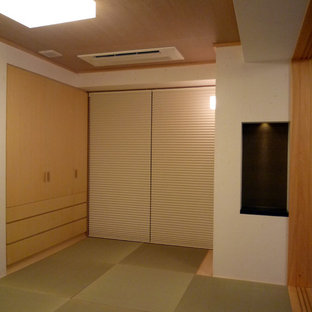 Imagen de habitación de invitados minimalista, de tamaño medio, con paredes beige y tatami