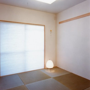 Ejemplo de dormitorio principal, contemporáneo, pequeño, con paredes blancas y tatami
