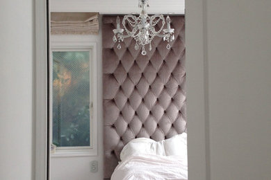 Идея дизайна: спальня в классическом стиле с кроватью в нише
