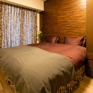 Imagen de dormitorio principal, ecléctico, pequeño, con paredes marrones, suelo de contrachapado y suelo beige
