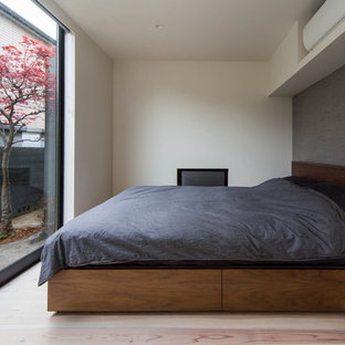 Ispirazione per una camera da letto moderna con pareti multicolore, parquet chiaro e pavimento beige