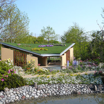 Circle Garden　水と人と命が巡る庭　草屋根と池