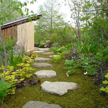 Circle Garden　水と人と命が巡る庭　飛石とスナ苔