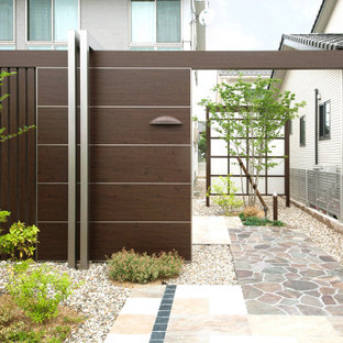 Asiatischer Garten mit Gartenweg und Natursteinplatten