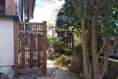 横浜にある広い、春のトラディショナルスタイルのおしゃれな庭の写真