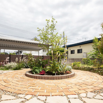 いきいきとした木・草花を感じる、緑あふれる庭。