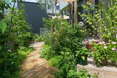 名古屋にあるトラディショナルスタイルのおしゃれな庭 (レンガ敷き、日向) の写真