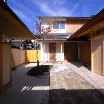 中庭から玄関回廊を望む