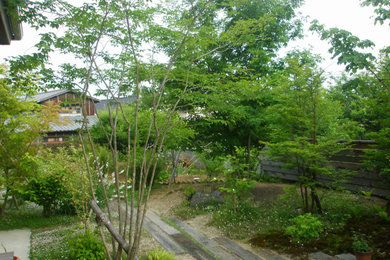 福岡にある春のシャビーシック調のおしゃれな前庭 (日向、ウッドフェンス) の写真