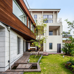 Geometrischer, Großer Asiatischer Vorgarten im Sommer mit Kamin, direkter Sonneneinstrahlung und Natursteinplatten in Kobe