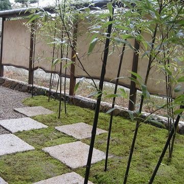 土塀と苔の庭