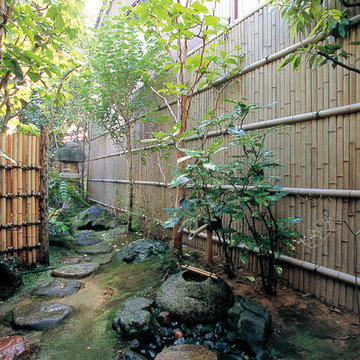 坪庭の背景に落ち着いた雰囲気の古竹竹垣