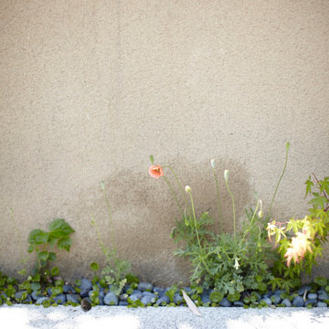 外壁と地面のディテール～珪藻土と砂利