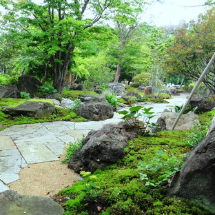 他の地域の巨大な和風のおしゃれな庭の写真