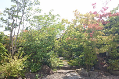 福岡にある広い、秋のモダンスタイルのおしゃれな前庭 (庭への小道、半日向、天然石敷き) の写真
