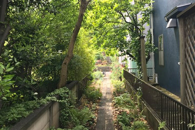 Свежая идея для дизайна: участок и сад на переднем дворе в стиле ретро с подъездной дорогой и полуденной тенью - отличное фото интерьера