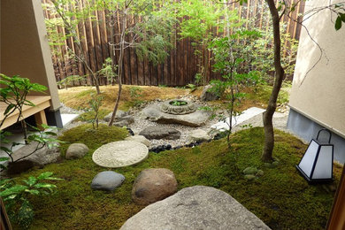 Foto de jardín asiático en patio trasero con exposición reducida al sol