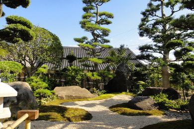 他の地域にあるアジアンスタイルのおしゃれな庭 (日向、天然石敷き) の写真