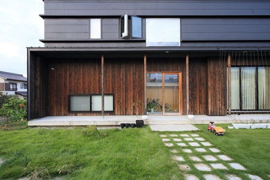Immagine di un giardino minimalista esposto in pieno sole di medie dimensioni e davanti casa in primavera