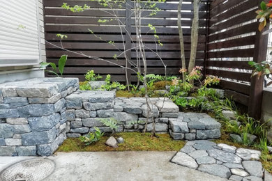 東京23区にある小さなおしゃれな庭 (庭への小道、天然石敷き、ウッドフェンス) の写真