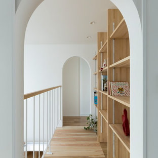 Réalisation d'un couloir asiatique de taille moyenne avec un mur blanc, un sol en bois clair et un sol beige.