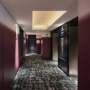 Inredning av en modern mycket stor hall, med röda väggar, heltäckningsmatta och grönt golv