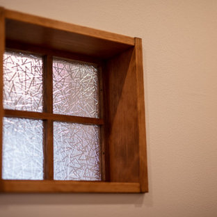 Exemple d'un couloir nature avec un mur blanc, un sol en bois foncé, un sol marron, un plafond en papier peint et du papier peint.