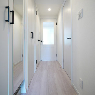 Inspiration för en nordisk hall, med vita väggar, plywoodgolv och beiget golv