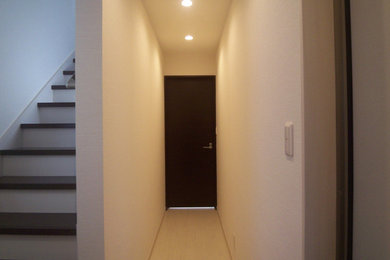 札幌にあるモダンスタイルのおしゃれな廊下の写真