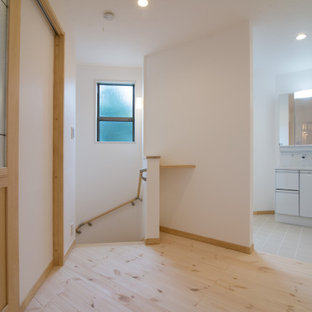 Inspiration pour un couloir avec un mur blanc, un sol en bois clair, un sol beige, un plafond en papier peint et du papier peint.