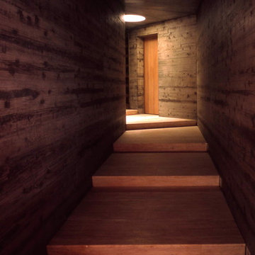 地下エントランス。床はトラバーチン。　The entrance in the basement.Floor:travertine Romamo.