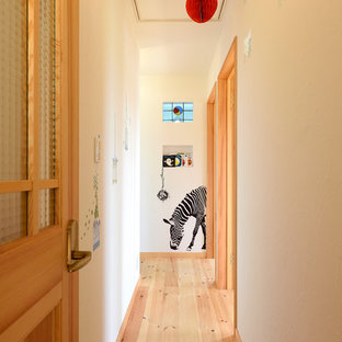 Inspiration för en liten nordisk hall, med vita väggar, ljust trägolv och beiget golv