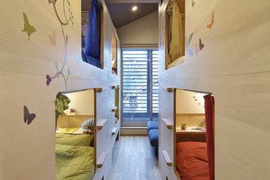 Ejemplo de recibidores y pasillos minimalistas pequeños con paredes beige, suelo de madera en tonos medios y suelo marrón