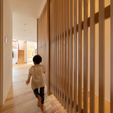 山間に建つ 階層のある家