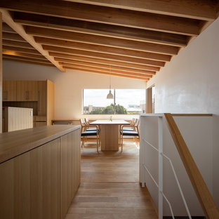 Idee per un ingresso o corridoio minimalista con pareti bianche, pavimento in legno massello medio e pavimento marrone
