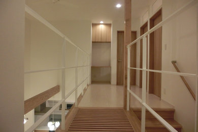 札幌にあるモダンスタイルのおしゃれな廊下の写真
