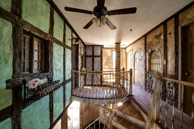Foto på en vintage hall, med flerfärgade väggar, mörkt trägolv och brunt golv