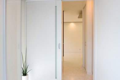Immagine di un ingresso o corridoio minimalista