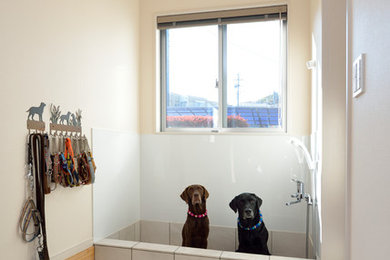 他の地域にあるコンテンポラリースタイルのおしゃれな浴室 (ベージュの壁、ベージュの床、オープンシャワー) の写真
