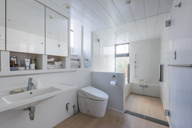 Inspiration for a contemporary ensuite bathroom in Tokyo Suburbs with a one-piece toilet, white tiles, mosaic tiles, open cabinets, white cabinets, an alcove bath, a shower/bath combination, white walls and a console sink.