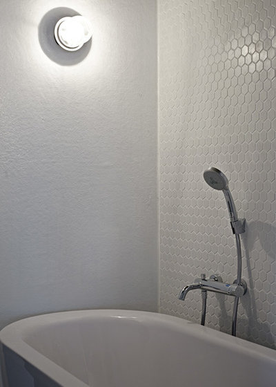 浴室 by 株式会社TENHACHI一級建築士事務所