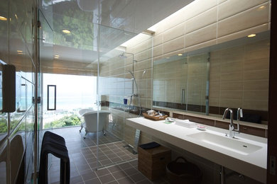 他の地域にあるおしゃれな浴室 (茶色いタイル、猫足バスタブ) の写真