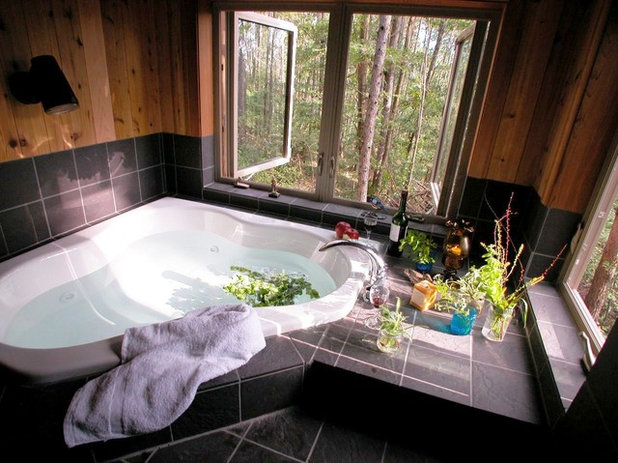 ラスティック 浴室 by Lindal Cedar Homes ﾘﾝﾀﾞﾙｼｰﾀﾞｰﾎｰﾑｽﾞK.K.