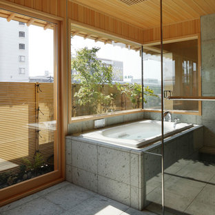 Asiatisches Badezimmer mit Eckbadewanne, offener Dusche, bunten Wänden, grauem Boden und offener Dusche in Nagoya