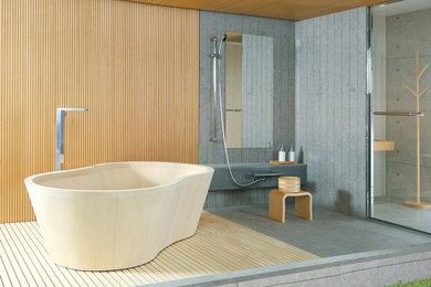 他の地域にあるモダンスタイルのおしゃれな浴室 (置き型浴槽) の写真