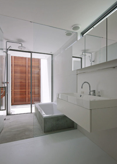 Contemporary Bathroom by 株式会社 空間建築-傳