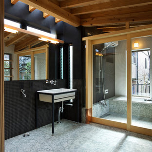 Asiatisches Badezimmer mit schwarzen Fliesen, schwarzer Wandfarbe, Sockelwaschbecken und grauem Boden in Yokohama