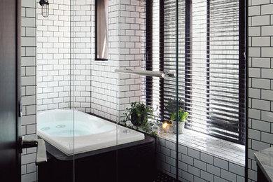 他の地域にある低価格のコンテンポラリースタイルのおしゃれな浴室 (白いタイル、サブウェイタイル、白い壁、開き戸のシャワー) の写真